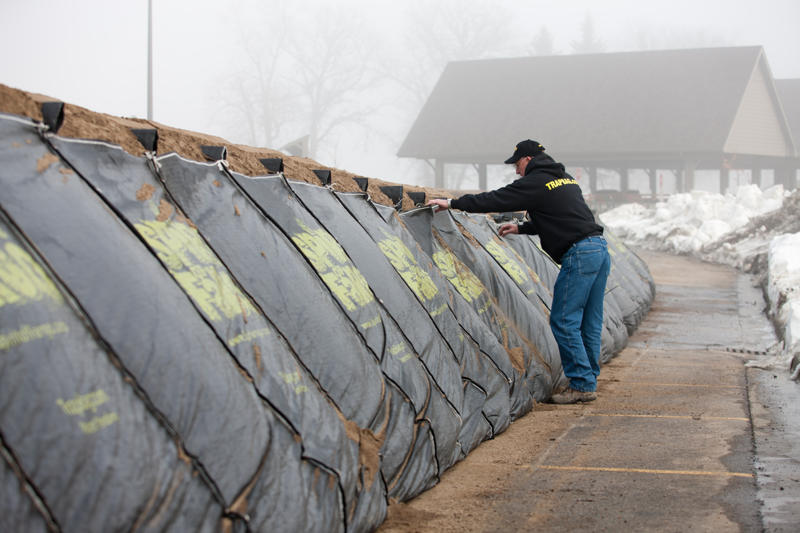 TrapBag flood control barriers for Fargo flood